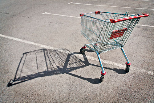 Un panier d'épicerie vide.